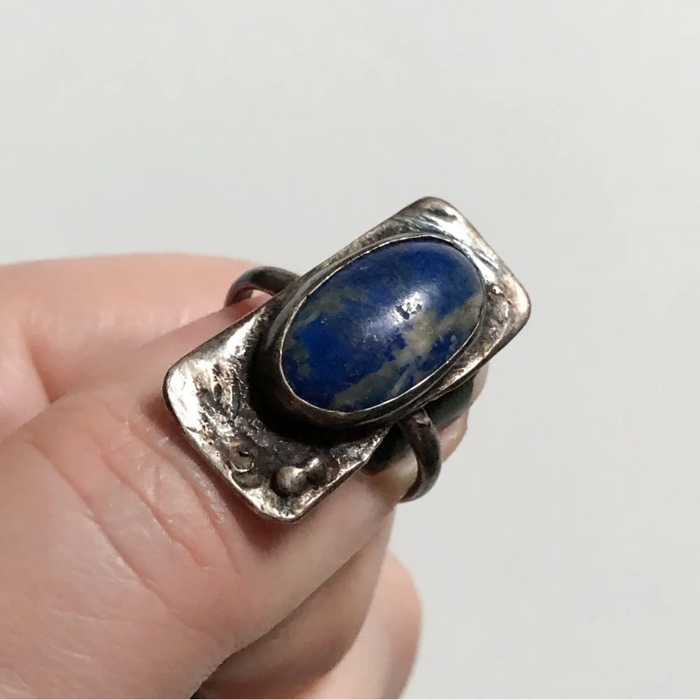 Vtg artisan-style silver metal blue stone (lapis/sodalite?) ring